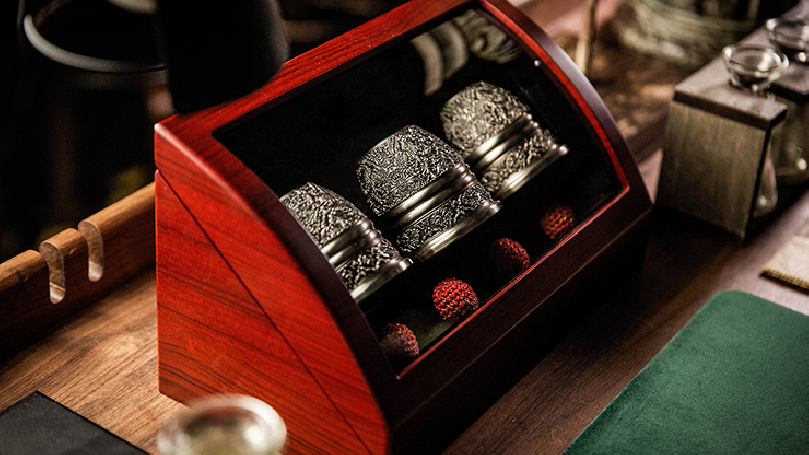 Artisan Engraved Cups and Balls in Display Box by TCC - Bussolotti incisi con scatola da collezione