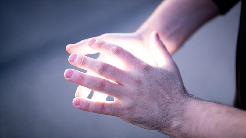 Firefly by Titanas - Luce dalle mani